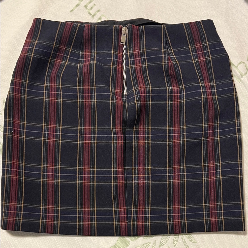 ZARA Chic Plaid Mini Skirt with Zipper Details - Picture 2 of 3